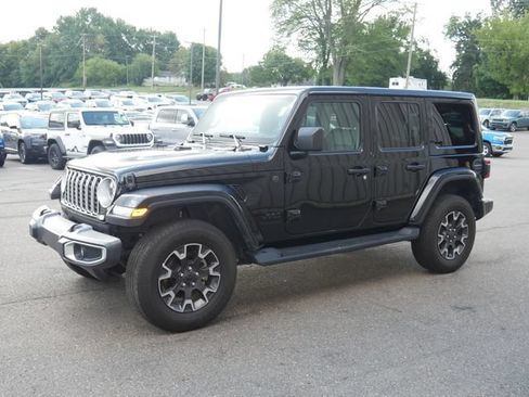 Used 2025 Jeep Wrangler Unlimited Sahara AWD/4WD image 9