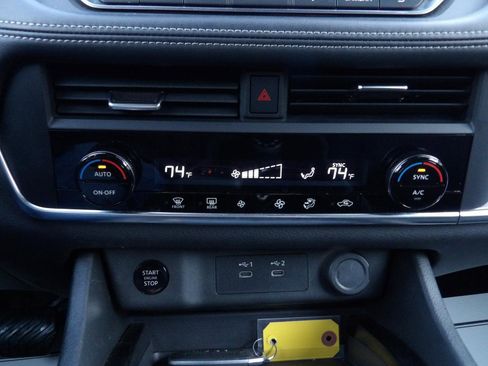 Used 2024 Nissan Rogue SV image 8