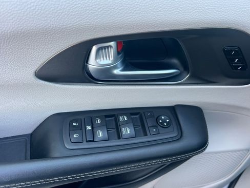 Used 2024 Chrysler Pacifica Select image 8