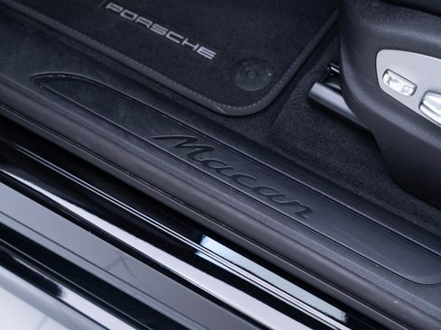 Certified 2026 Porsche Macan AWD/4WD image 15