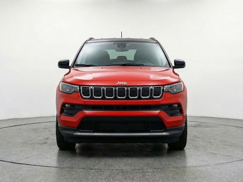 Used 2025 Jeep Compass Limited AWD/4WD image 2