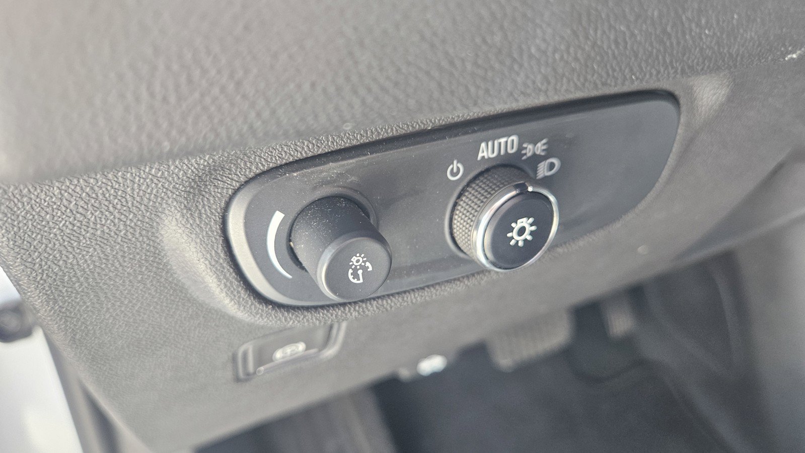 Used 2024 GMC Terrain SLE FWD image 19