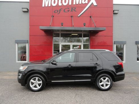 Used 2017 Ford Explorer XLT AWD/4WD image 2
