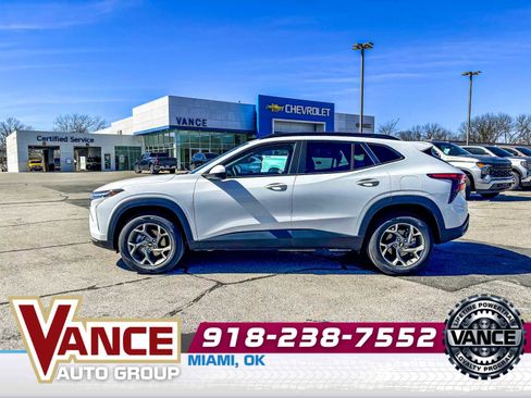 Used 2025 Chevrolet Trax LT w/ LT Convenience Package image 4