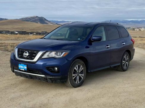 Used 2017 Nissan Pathfinder SV image 4