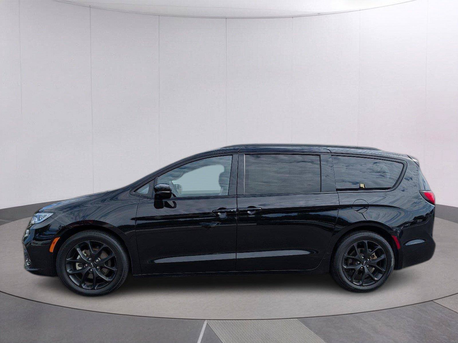Used 2025 Chrysler Pacifica Limited FWD image 2