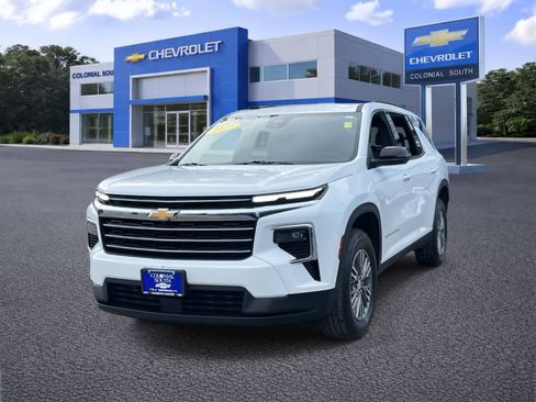 Certified 2025 Chevrolet Traverse LT image 2