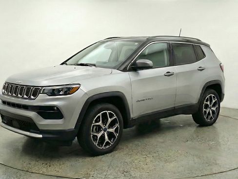 Used 2025 Jeep Compass Limited image 3