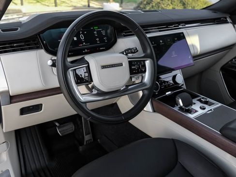 Used 2023 Land Rover Range Rover SE image 12
