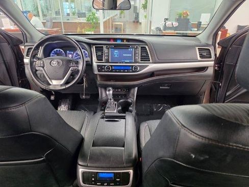 Used 2019 Toyota Highlander Plus AWD/4WD image 16