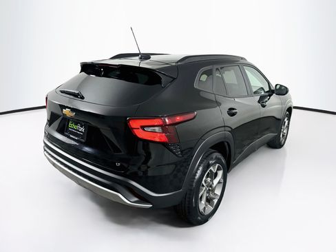 Used 2025 Chevrolet Trax LT w/ LT Convenience Package FWD image 9