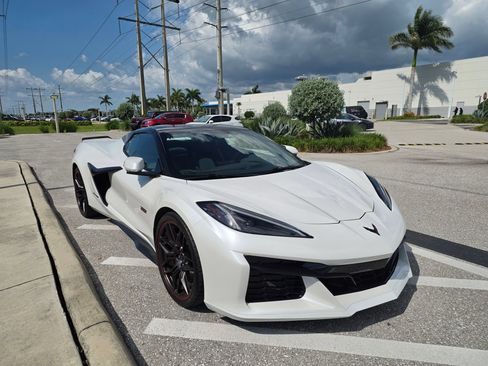 Used 2023 Chevrolet Corvette Z06 RWD image 3
