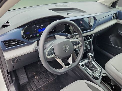 Used 2024 Volkswagen Taos SE w/ Panoramic Sunroof Package image 18