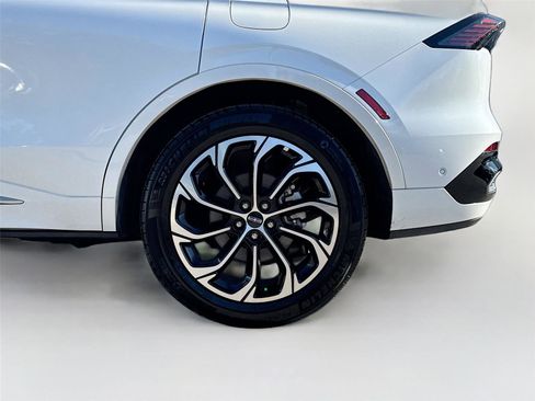 Used 2024 Lincoln Nautilus Reserve image 31