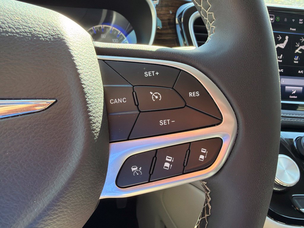Used 2023 Chrysler Pacifica Limited FWD image 28
