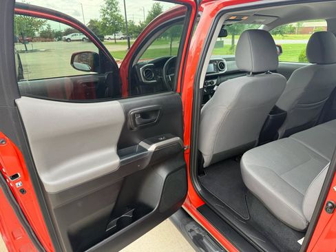 Used 2018 Toyota Tacoma SR5 RWD image 14