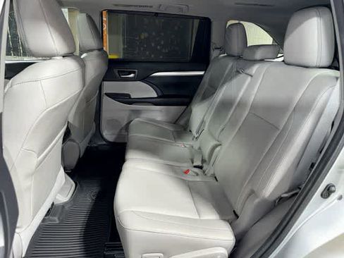Certified 2017 Toyota Highlander XLE FWD image 17
