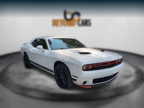 Used 2019 Dodge Challenger SXT image 1