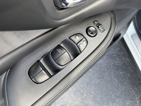 Used 2024 Nissan Murano SV w/ SV Midnight Edition Package image 9