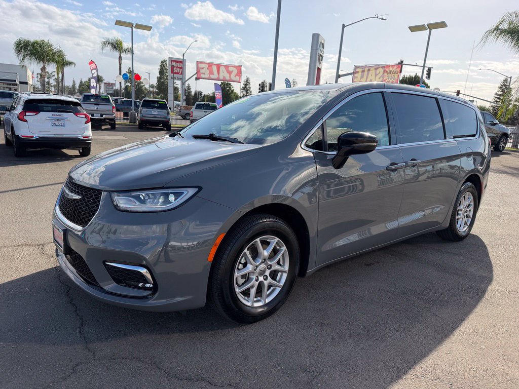 Used 2025 Chrysler Pacifica Select FWD image 3