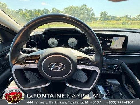 Used 2022 Hyundai Elantra Limited w/ Preferred Accessory Package FWD image 13
