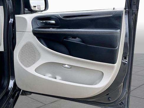 Used 2020 Dodge Grand Caravan SXT FWD image 23