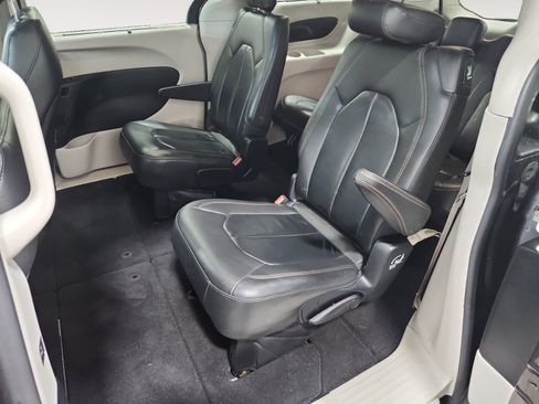 Used 2017 Chrysler Pacifica Touring-L FWD image 13