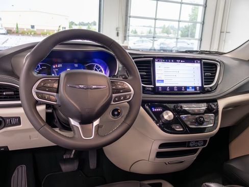 Used 2023 Chrysler Pacifica Touring-L FWD image 16
