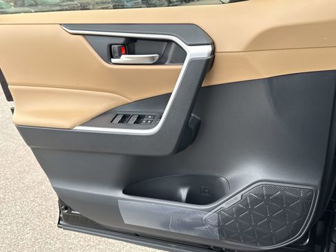 Used 2025 Toyota RAV4 XLE image 12