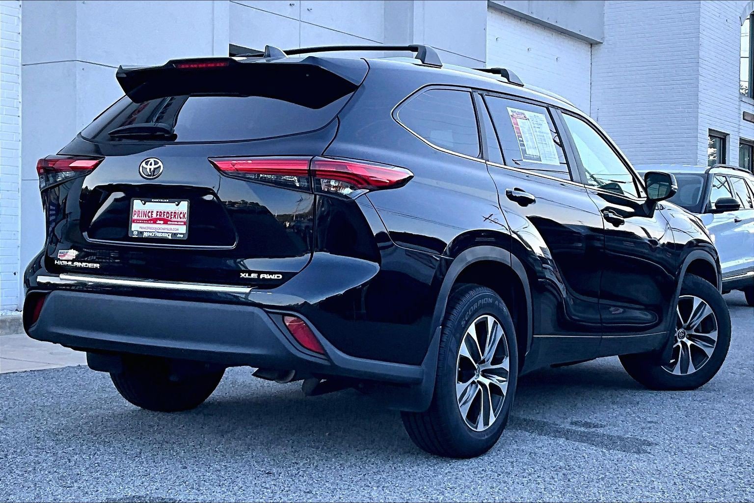 Used 2023 Toyota Highlander XLE AWD/4WD image 11