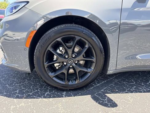 Used 2025 Chrysler Pacifica Limited w/ Uconnect Theater Family Group FWD image 10