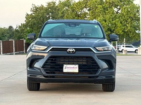 Used 2025 Toyota Grand Highlander AWD image 2