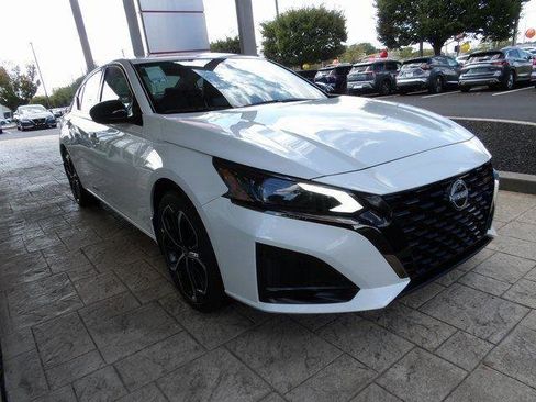 Used 2025 Nissan Altima 2.5 SR w/ SR Premium Package image 3