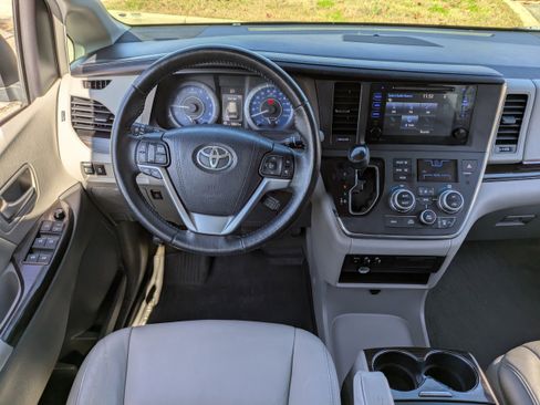 Used 2015 Toyota Sienna Limited image 18