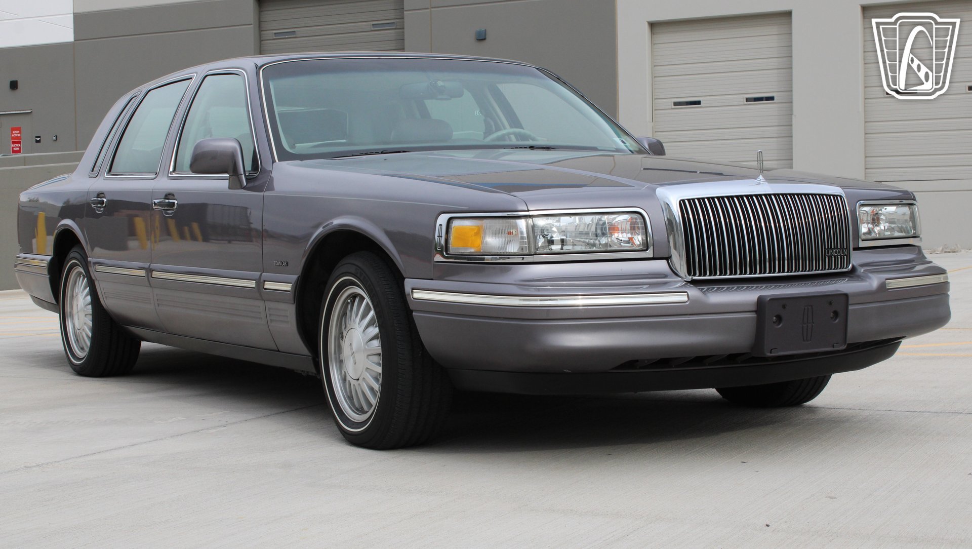 Used 1996 Lincoln Town Car Signature RWD image 6