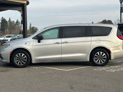 Used 2024 Chrysler Pacifica Select image 6