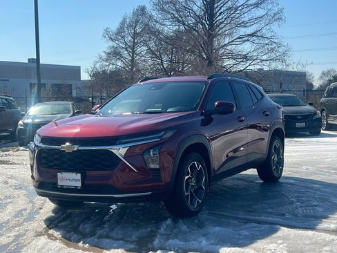 Used 2025 Chevrolet Trax LT w/ Driver Confidence Package image 5