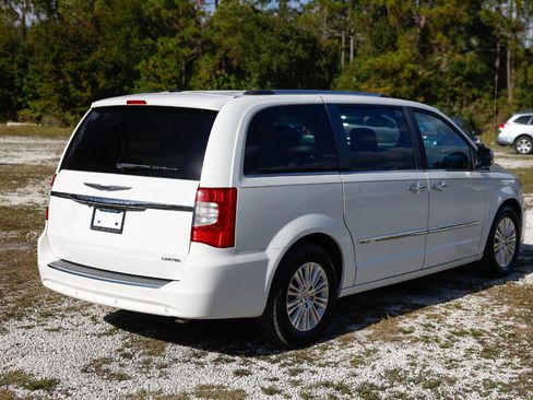 Used 2012 Chrysler Town & Country Limited image 11