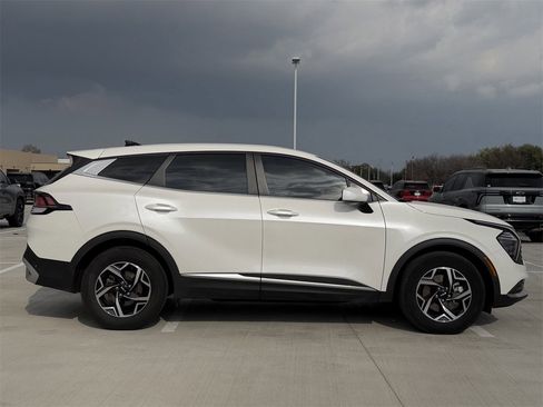 Used 2024 Kia Sportage LX image 3