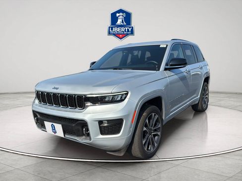 Certified 2022 Jeep Grand Cherokee Overland w/ Luxury Tech Group IV AWD/4WD image 2