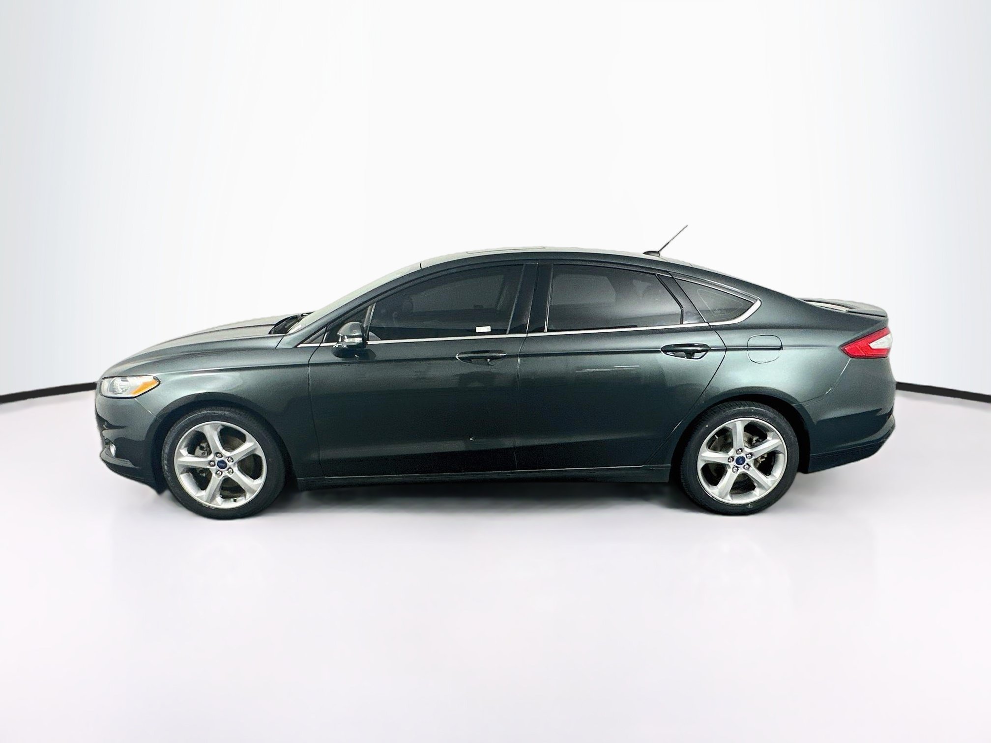 Used 2015 Ford Fusion SE w/ Equipment Group 201A FWD image 4