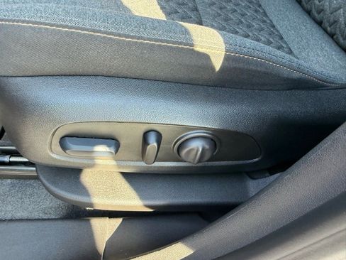 Used 2023 Chevrolet Equinox LT FWD image 16