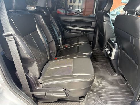 Used 2020 Ford Expedition XLT w/ Equipment Group 202A AWD/4WD image 17