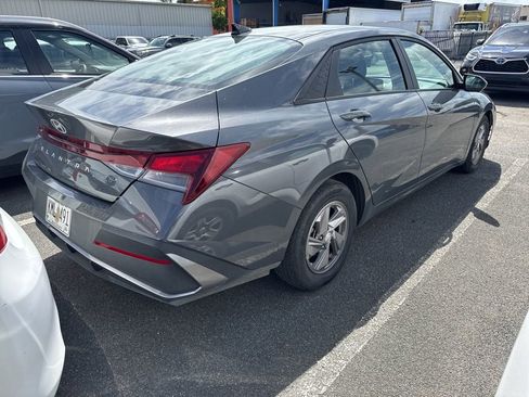 Used 2025 Hyundai Elantra SE FWD image 4