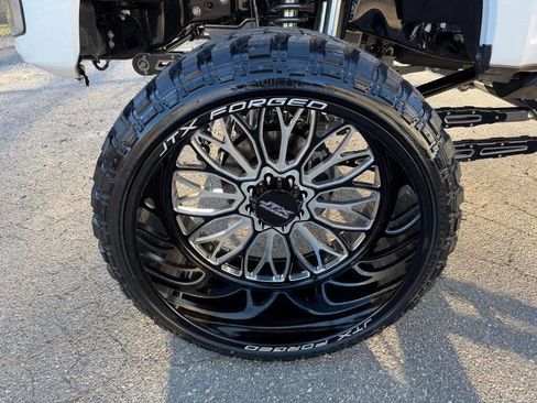 Used 2024 Ford F250 Platinum image 9