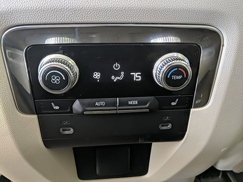 Used 2023 GMC Yukon XL Denali image 18