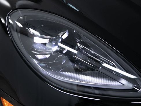 Certified 2025 Porsche Macan image 33