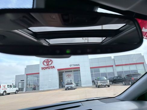 Used 2022 Toyota Camry XLE image 18