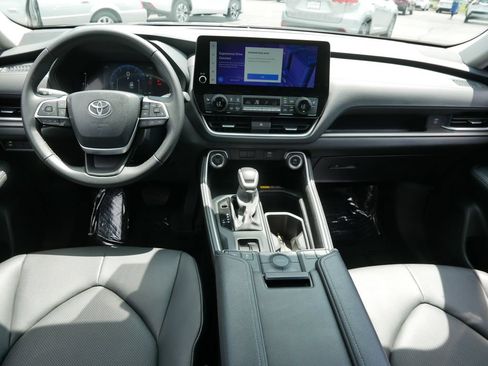 Certified 2025 Toyota Grand Highlander AWD image 13