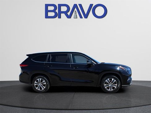 Used 2023 Toyota Highlander L image 4